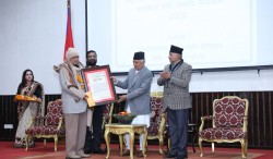 पूर्वराष्ट्रपति यादव र पूर्वमन्त्री उपाध्याय महेन्द्रनारायण निधि राष्ट्रिय पुरस्कारबाट सम्मानित